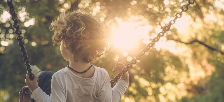 그네 타는 아이