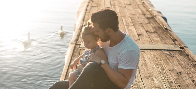 딸에게 설명하는 아빠