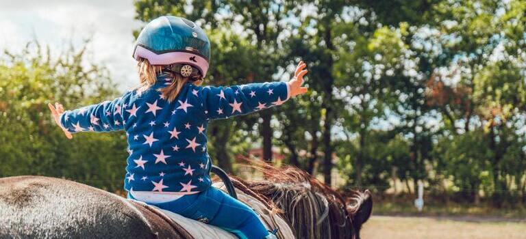 말에서 손을 뗀 용감한 아이