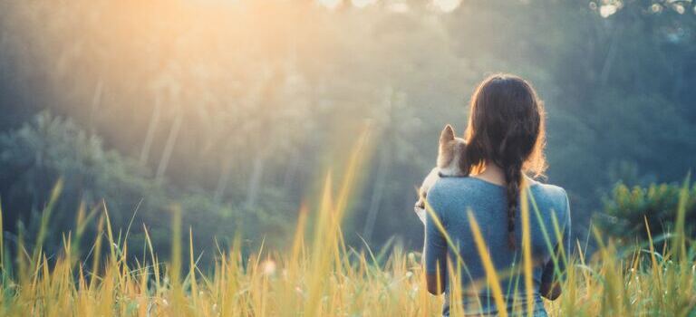 먼 곳을 바라보는 여성