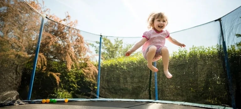 트램폴린 타는 아이
