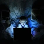 밤에 혼자 디지털 기기를 다루는 아이